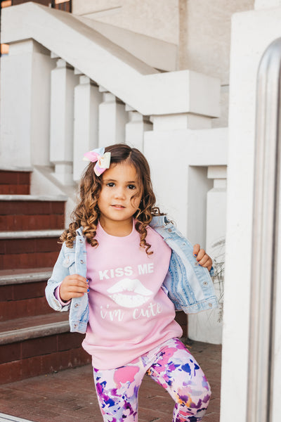 The "KISS ME I'M CUTE" Gossip Kids Sweater | PINK