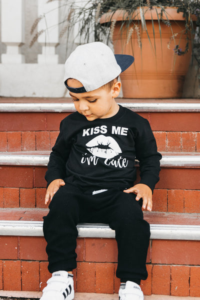 The "KISS ME I'M CUTE" Gossip Kids Unisex Sweater | BLACK